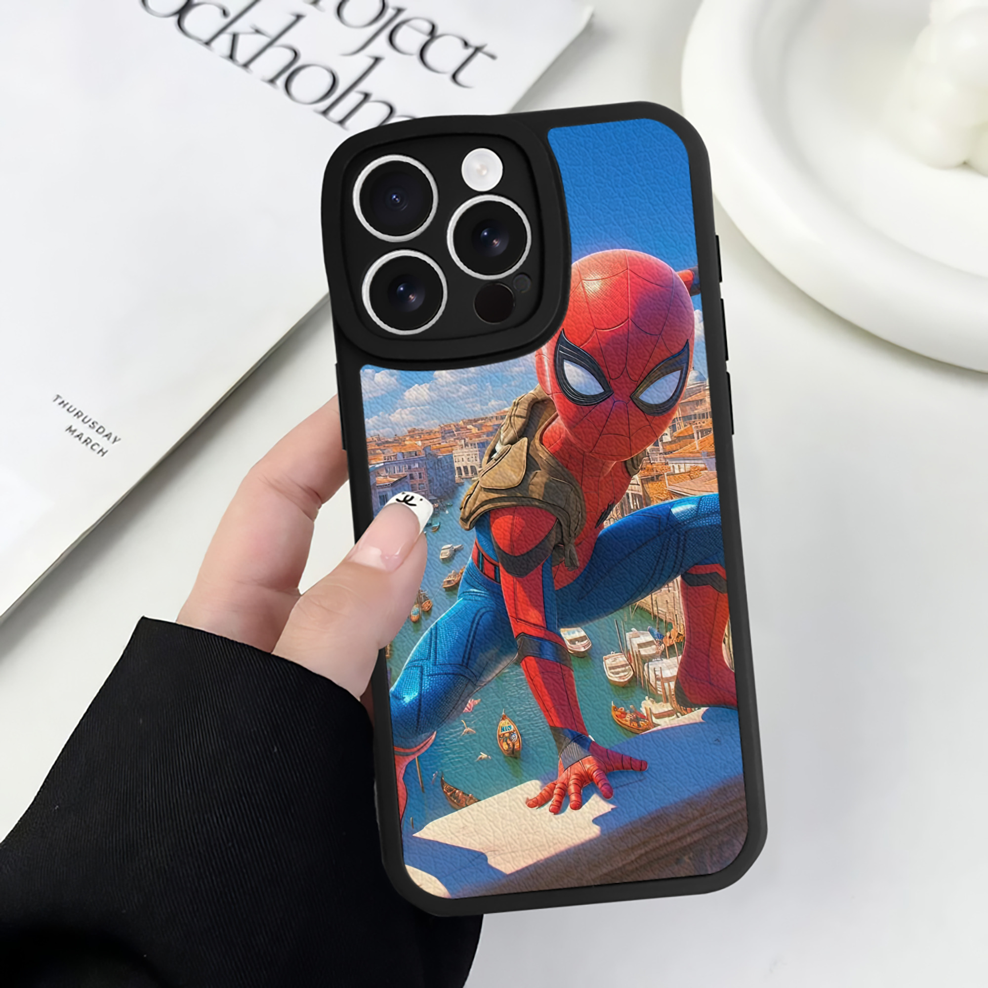 Spider Man スパイダーマン 【iPhone 16シリーズ対応】シリコンスマホケース（レザー調） 材質：シリコン